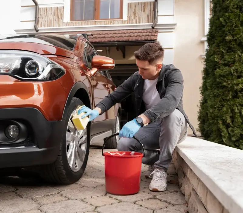 Lavage auto à domicile Champdieu : professionnel intervenant sur un véhicule